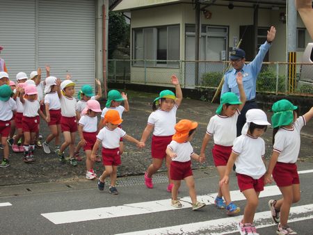 横断歩道を渡る子どもたち