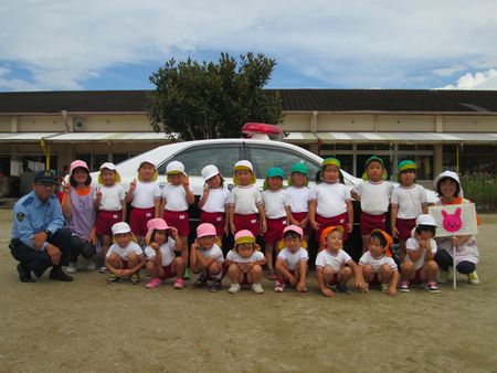 パトカーの前で記念撮影