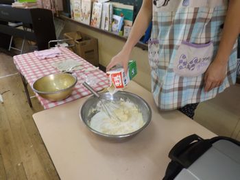 材料を混ぜているところ