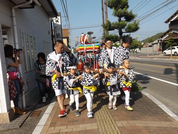 神輿を担いで歩いているところ