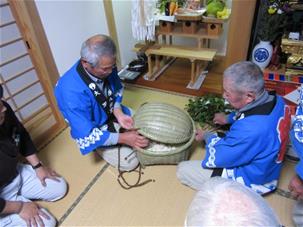 笊（テボ）のおさめられた御供さん