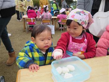 丸めた餅を持っている写真