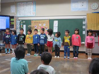 松組さんが小学校に行っている写真