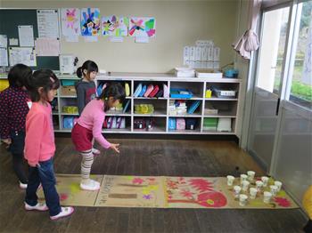 まつ組のこどもがゲームをしている写真