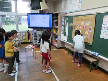 松組さんが小学校でゲームをして遊んでいる写真