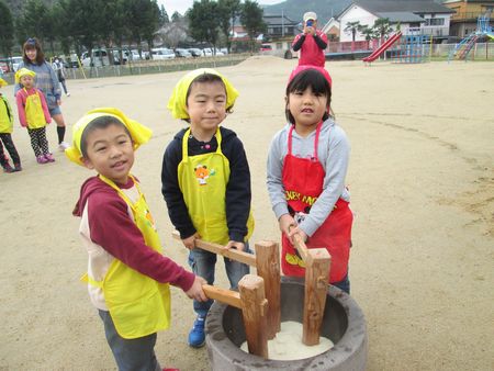 もちをつく様子