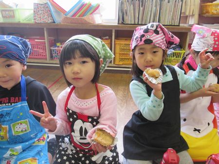 もちを食べる様子