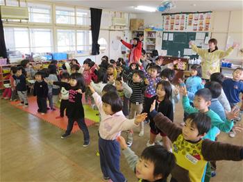 子供たちがダンスをおどっている写真