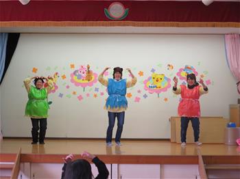 職員がダンスを踊っている写真