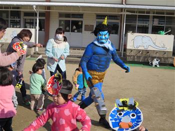 豆まきをしている写真
