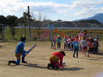 鬼が謝っている写真