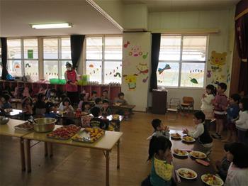 給食をみんなで会食している写真