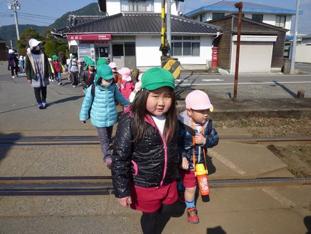 歩いていく様子