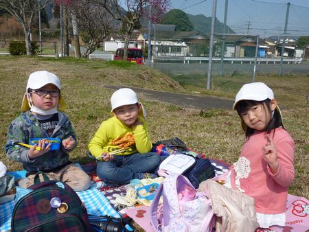 お弁当を食べる様子