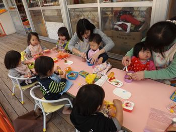 お弁当を食べている様子