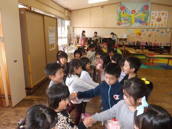 プレゼント交換の様子