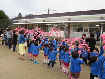 花道をつくってまつ組さんを送っている写真