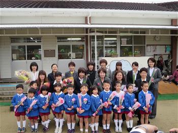 職員とまつ組さんの集合写真