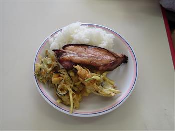 ぶりの照り焼きの給食の写真