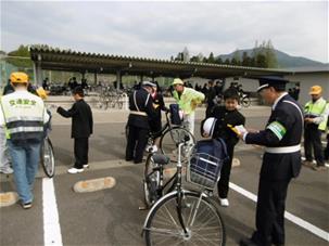 自転車安全点検のようす