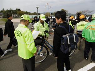 自転車安全点検のようす