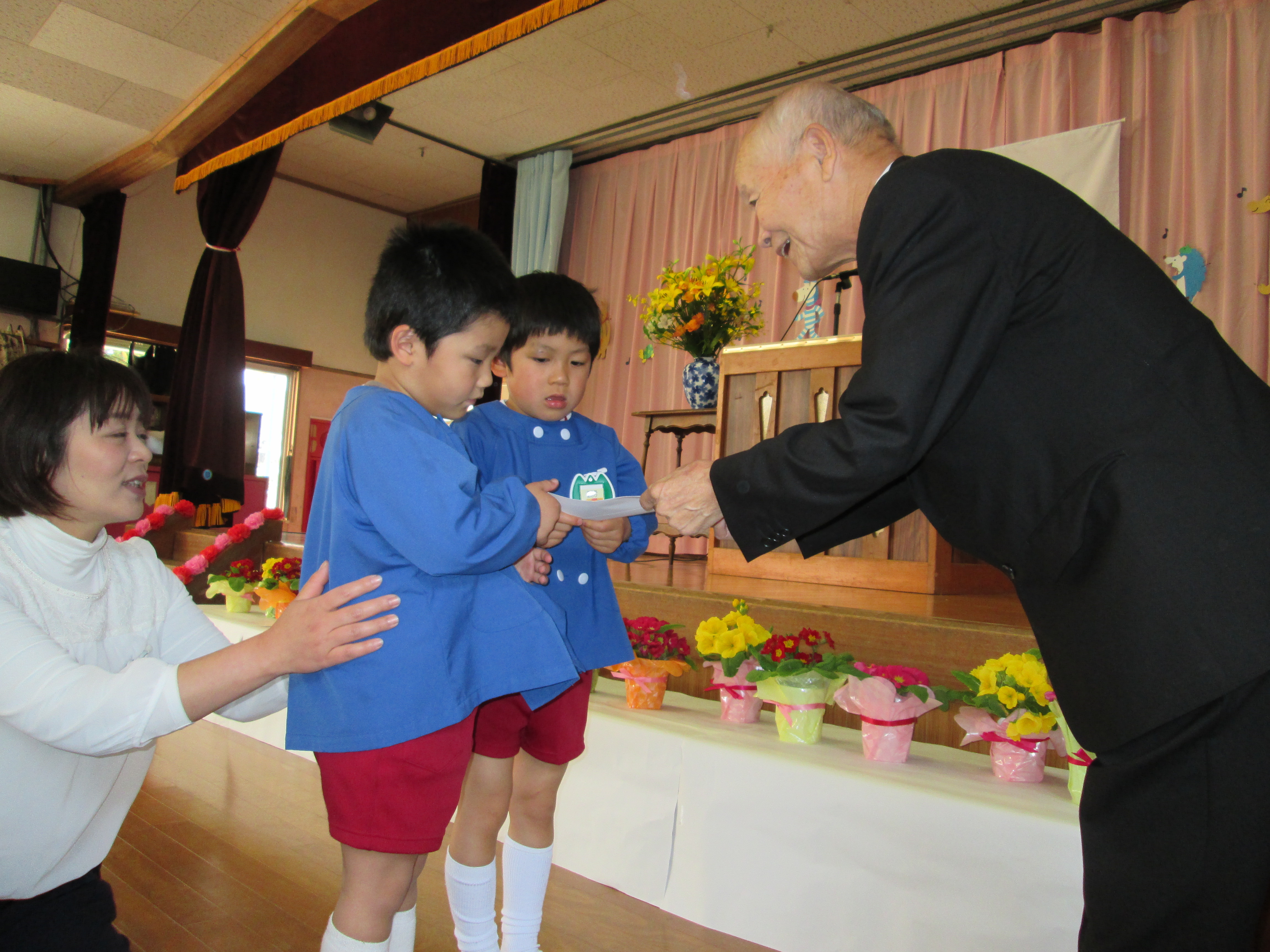 目録を受け取っているまつ組さん