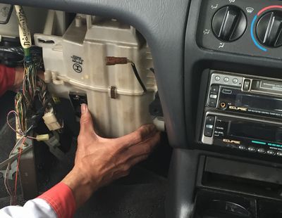 車のエアコン点検の様子