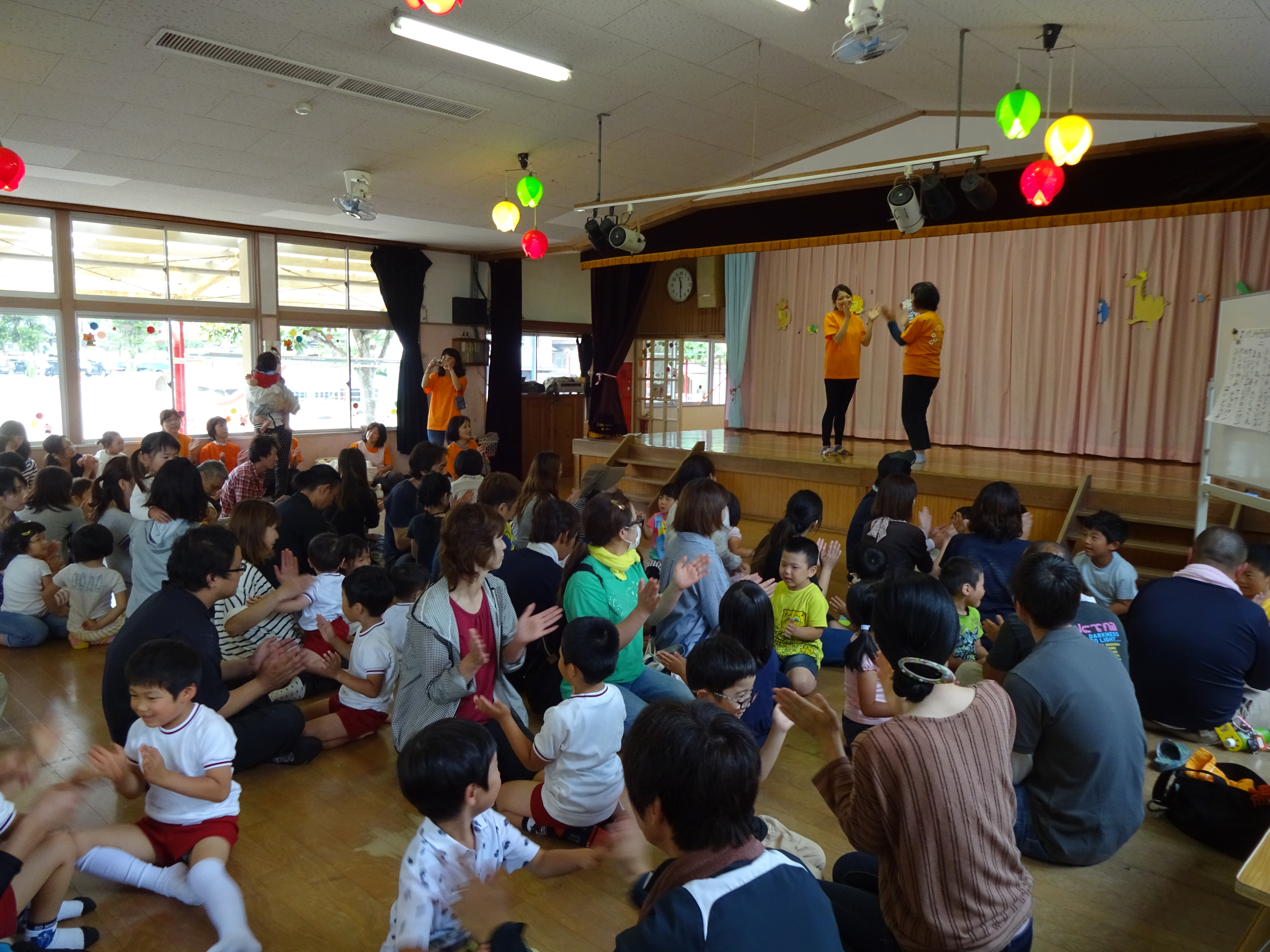 親子ふれあい遊びの様子