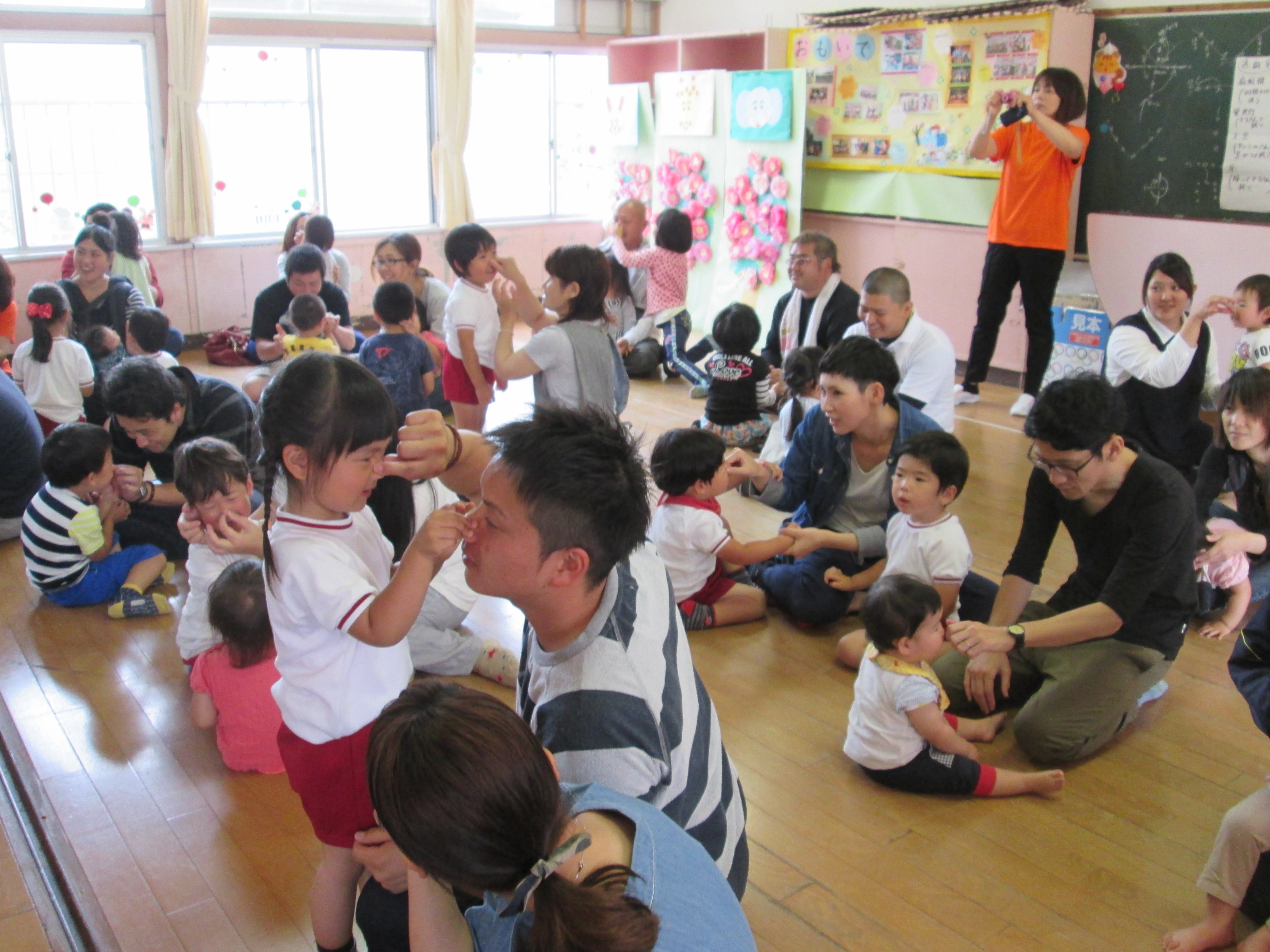 親子ふれあい遊びの様子