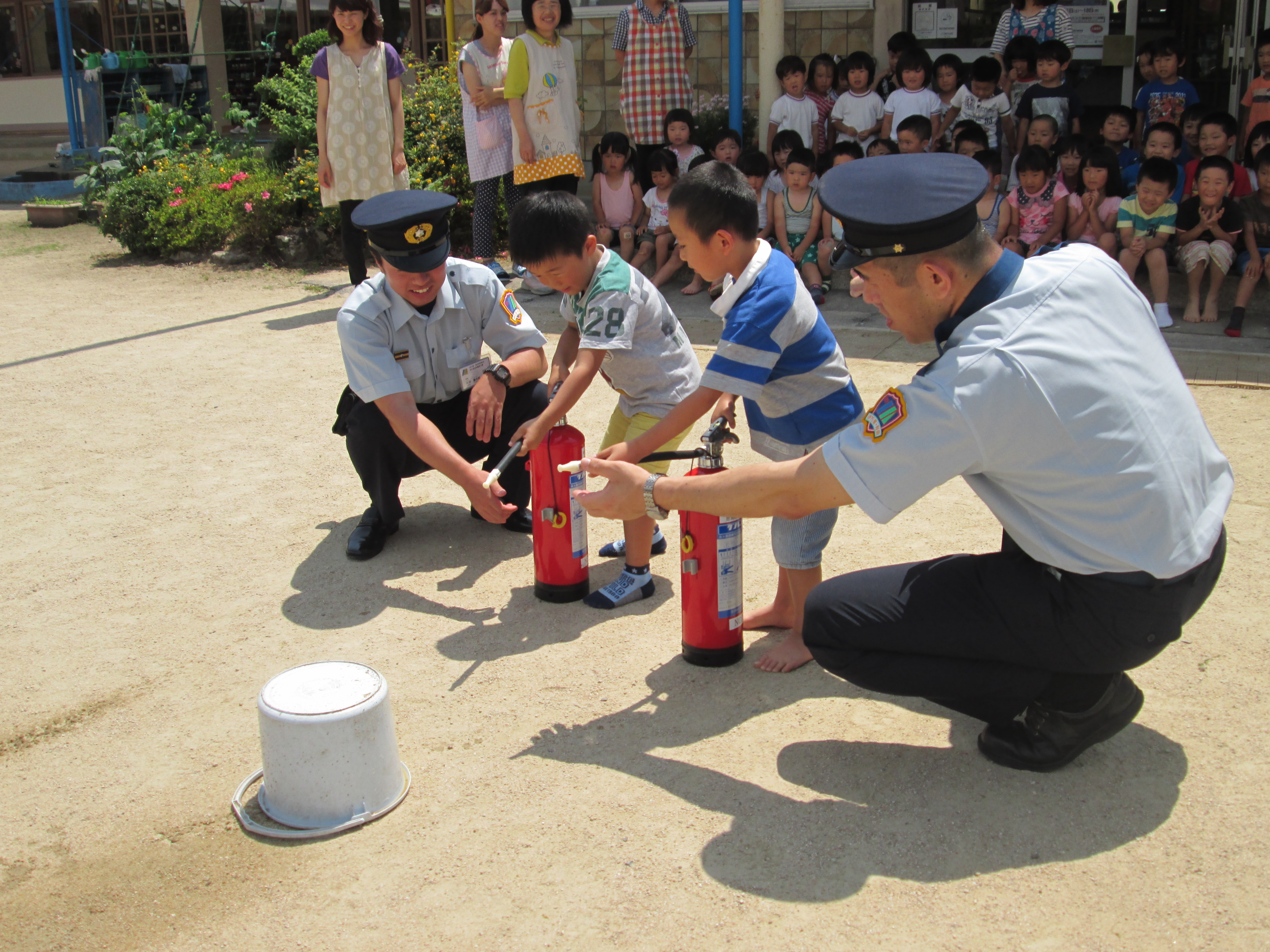 水消火器を使って消火訓練