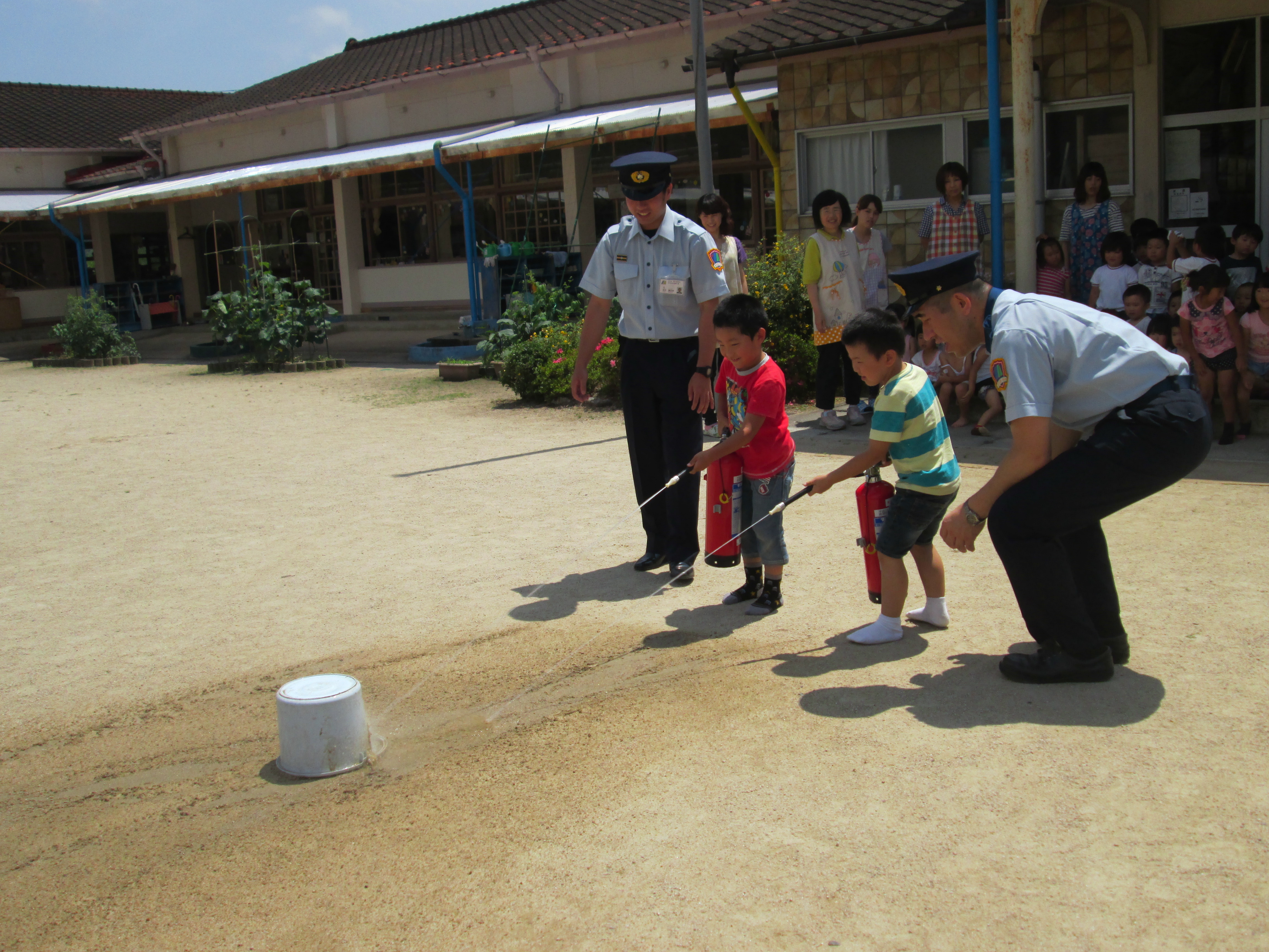 水消火器を使って消火訓練