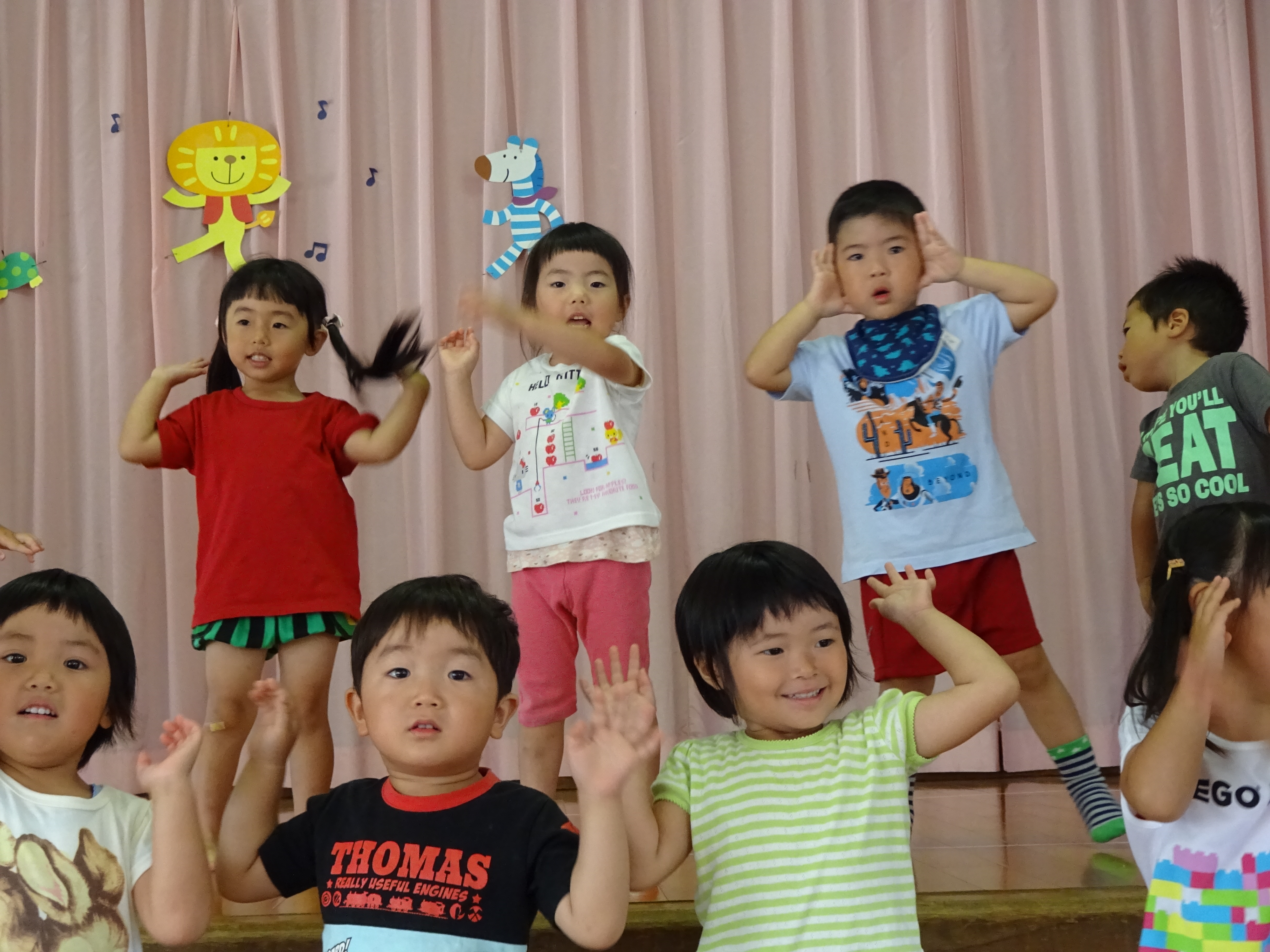 もも組　踊っているところ