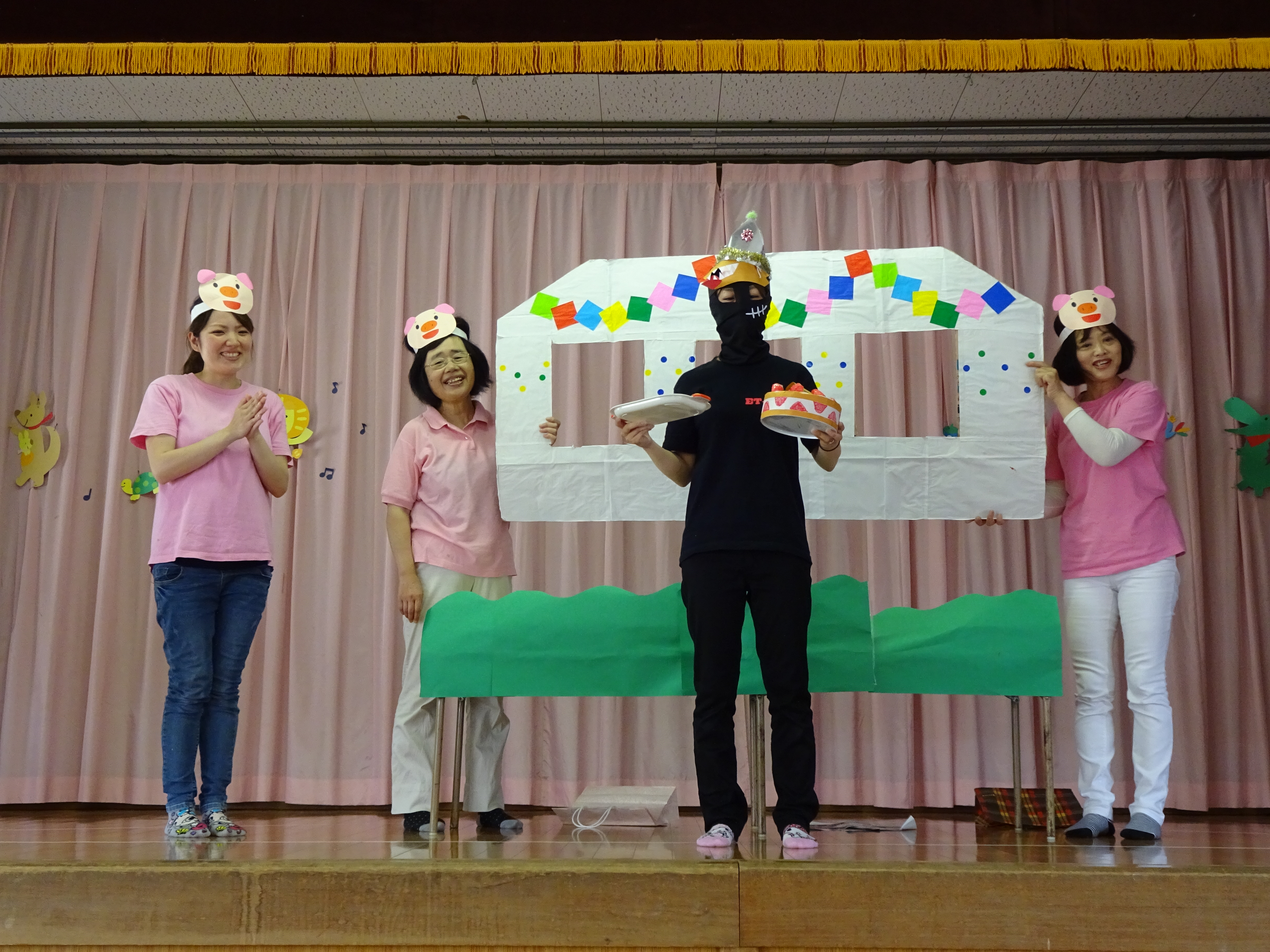 オオカミさんの誕生日をお祝いしています