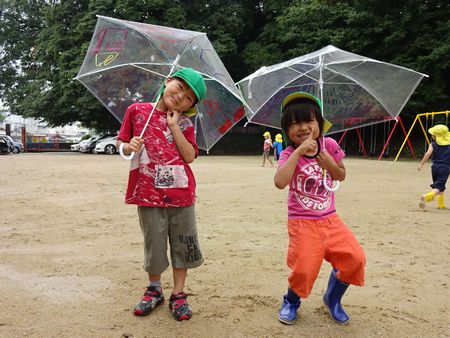 傘をさして遊びます