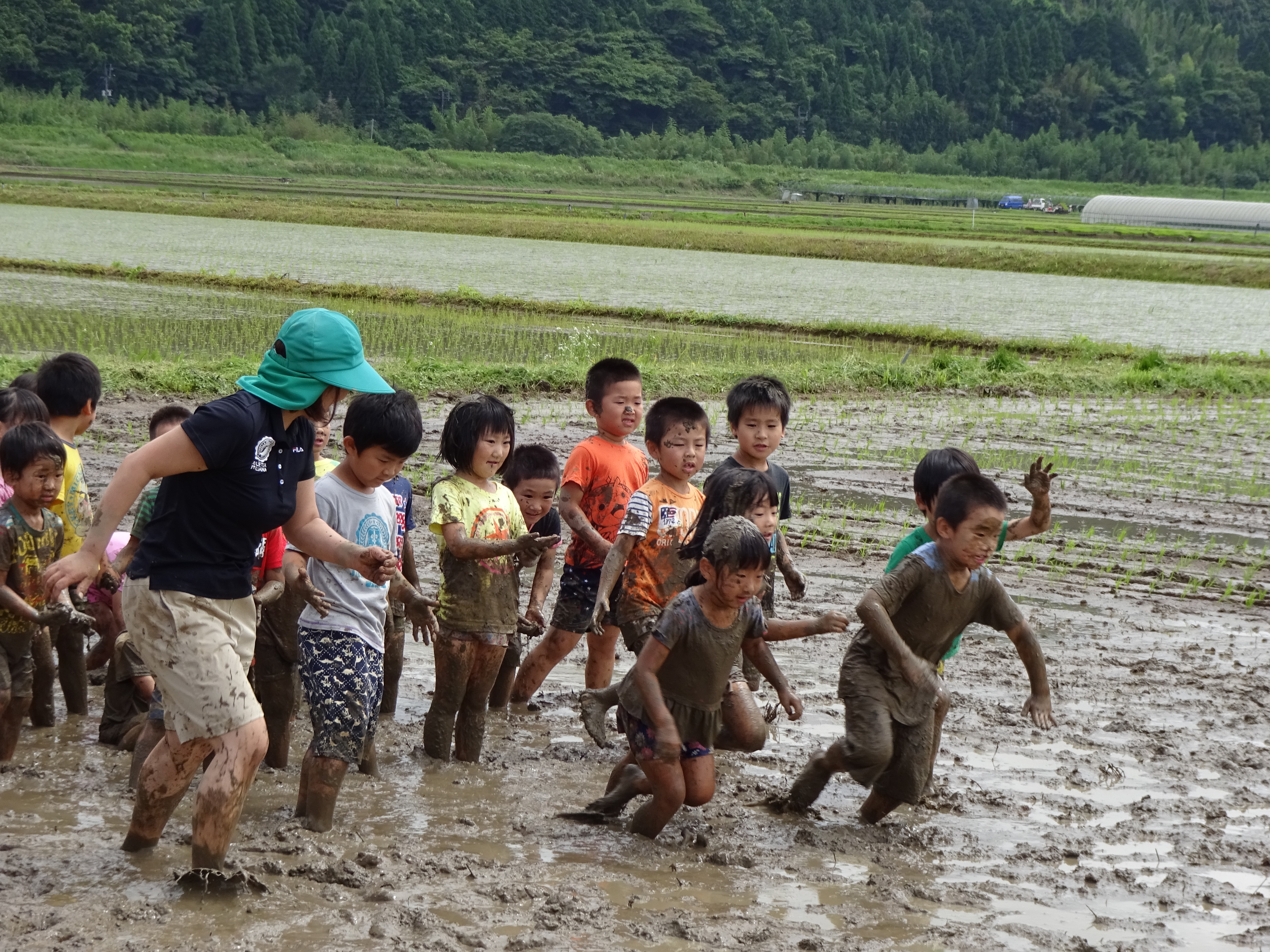 泥んこでかけっこ