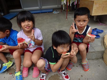 すいかを食べる子ども