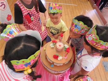 ケーキを囲んで１