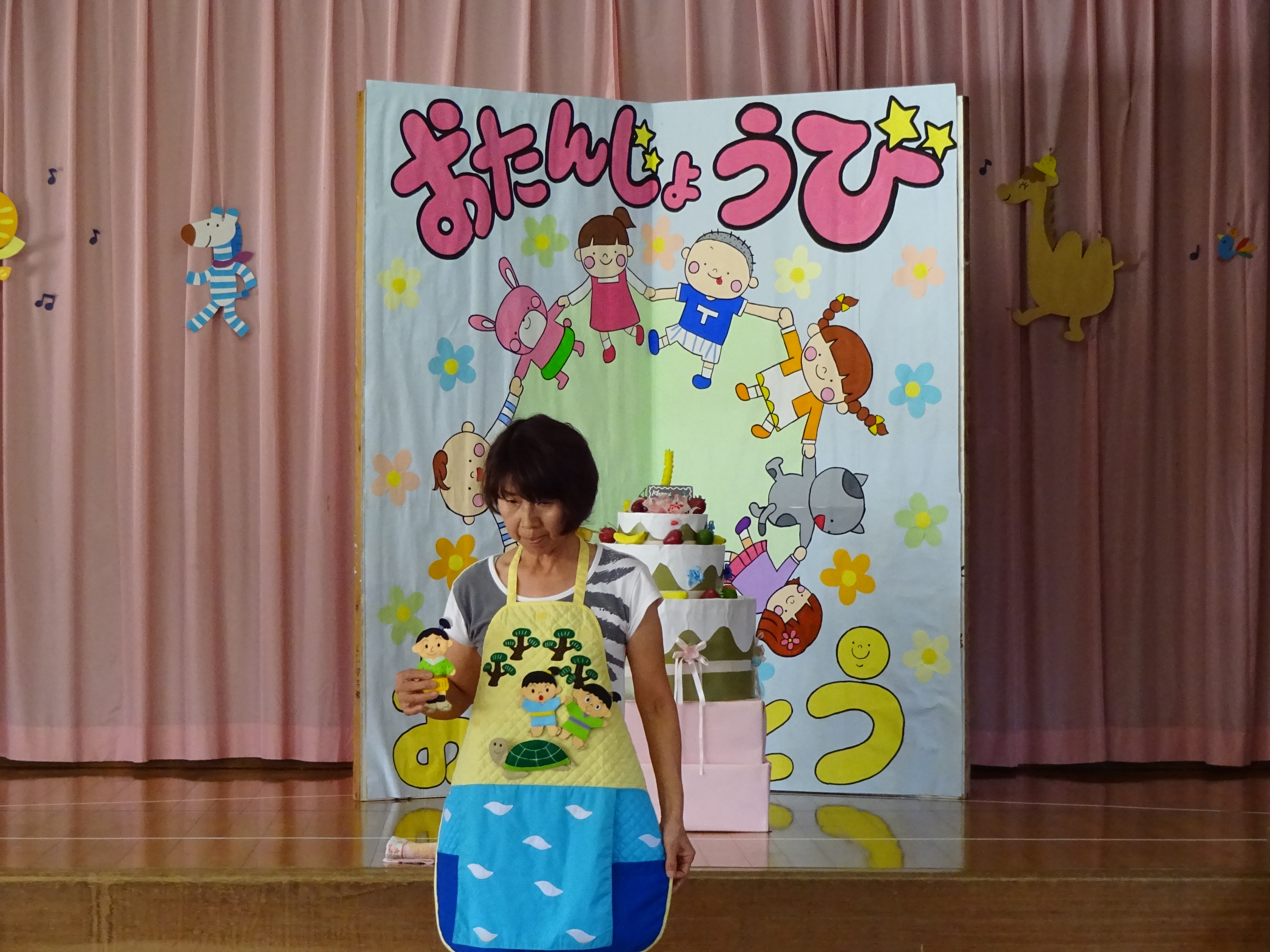 園長先生　エプロンシアターの様子