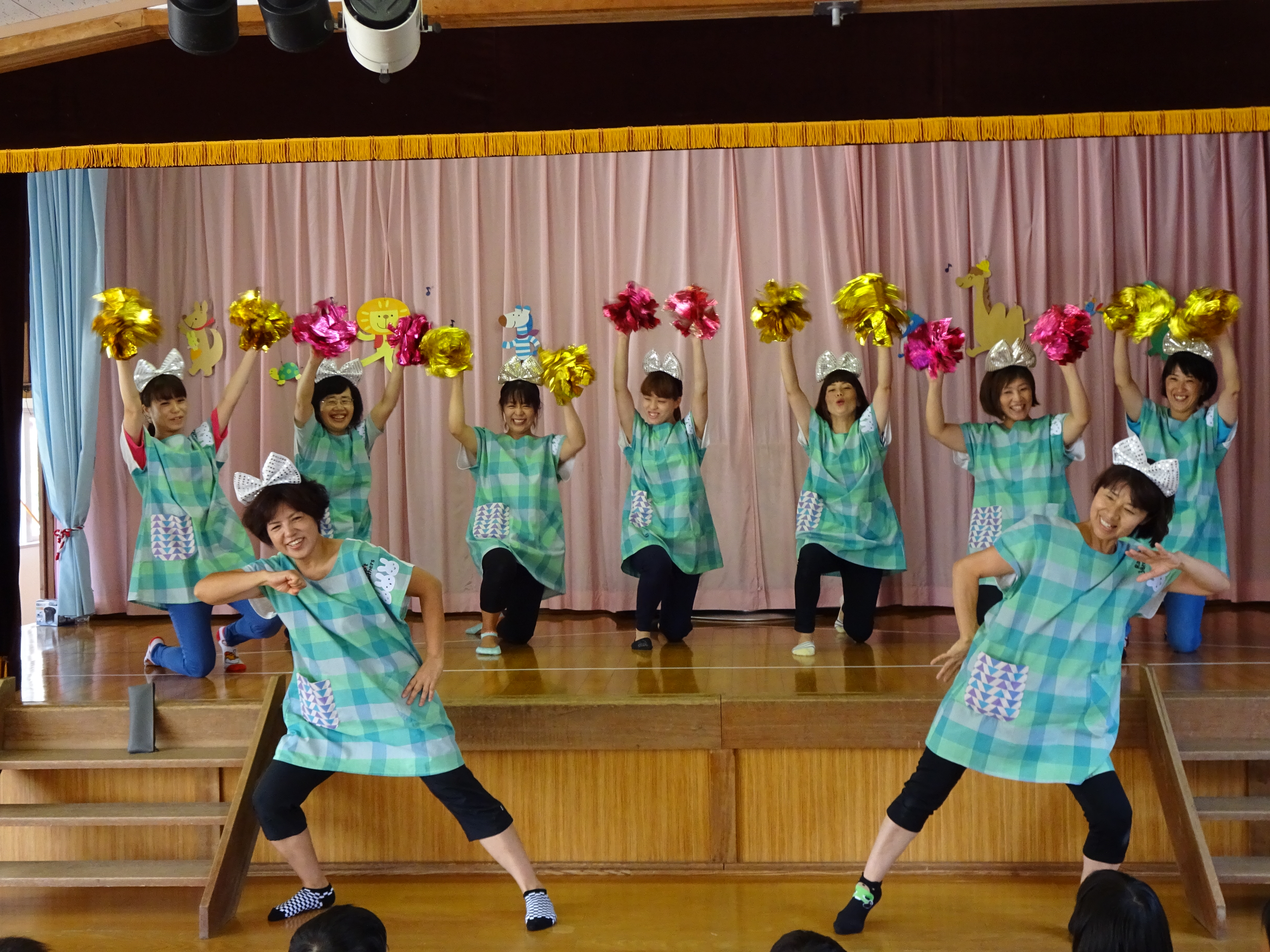 先生たちのよるダンス披露