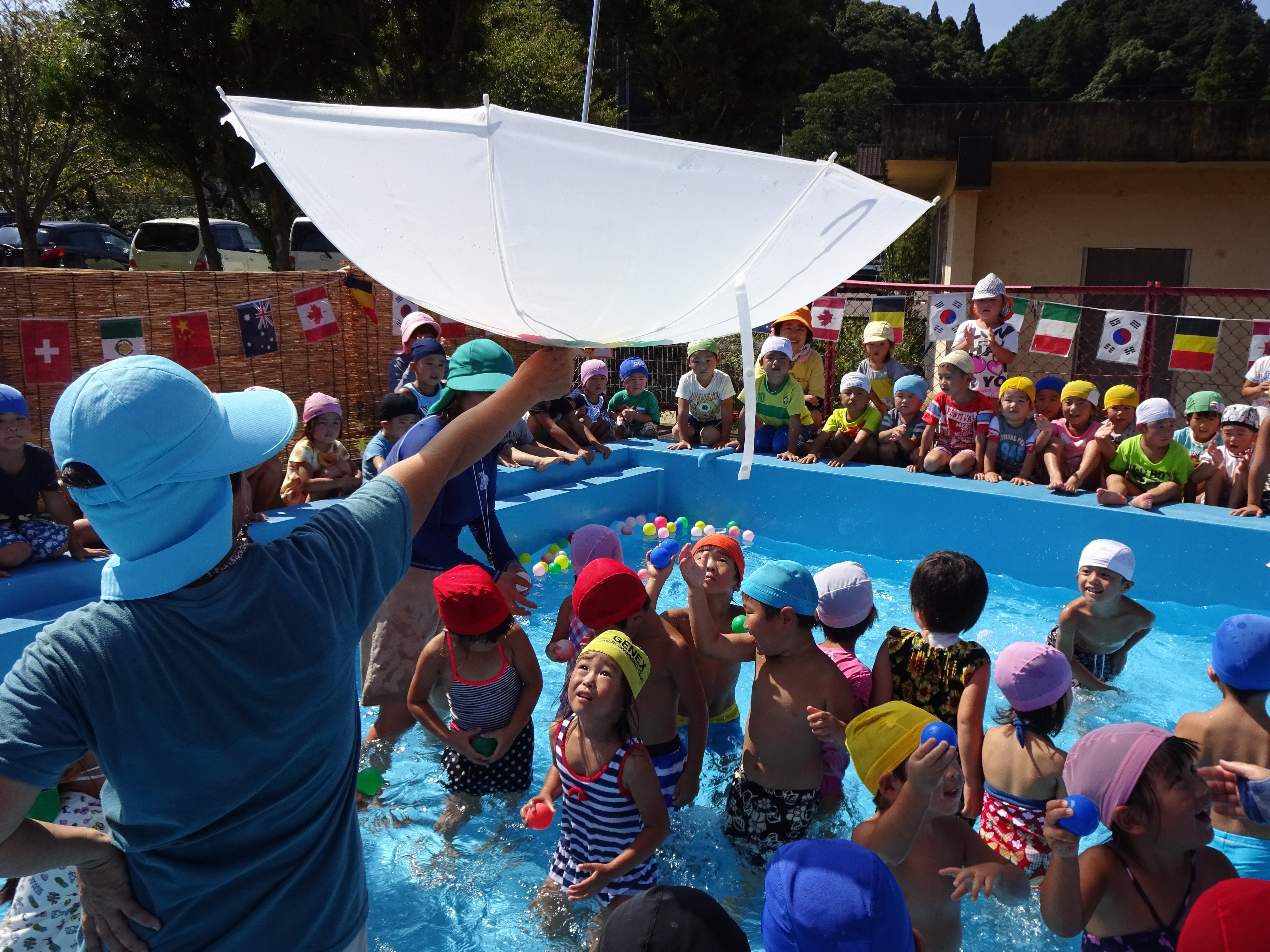 プールで玉入れ