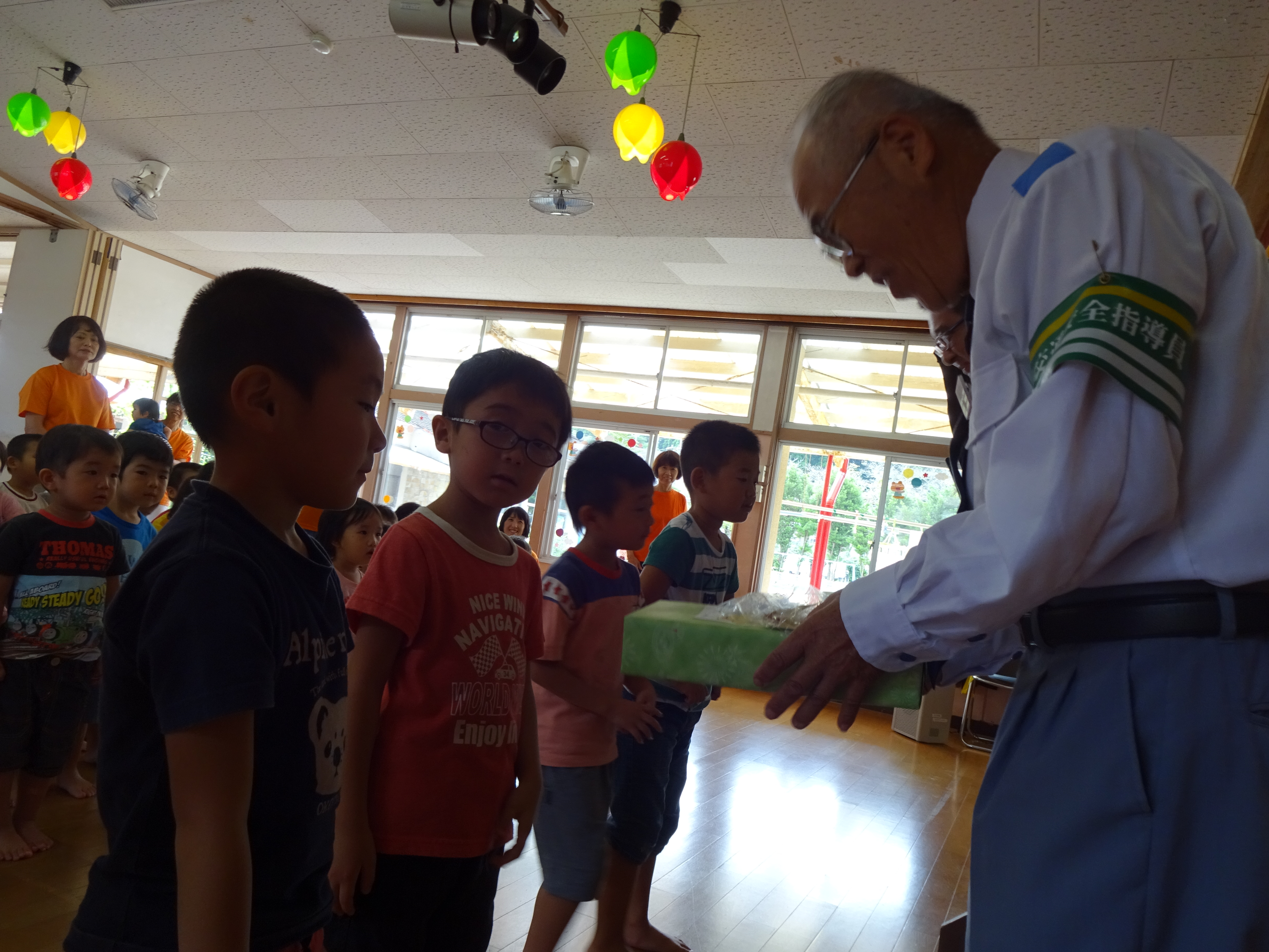 交通指導員さんにお礼を贈呈