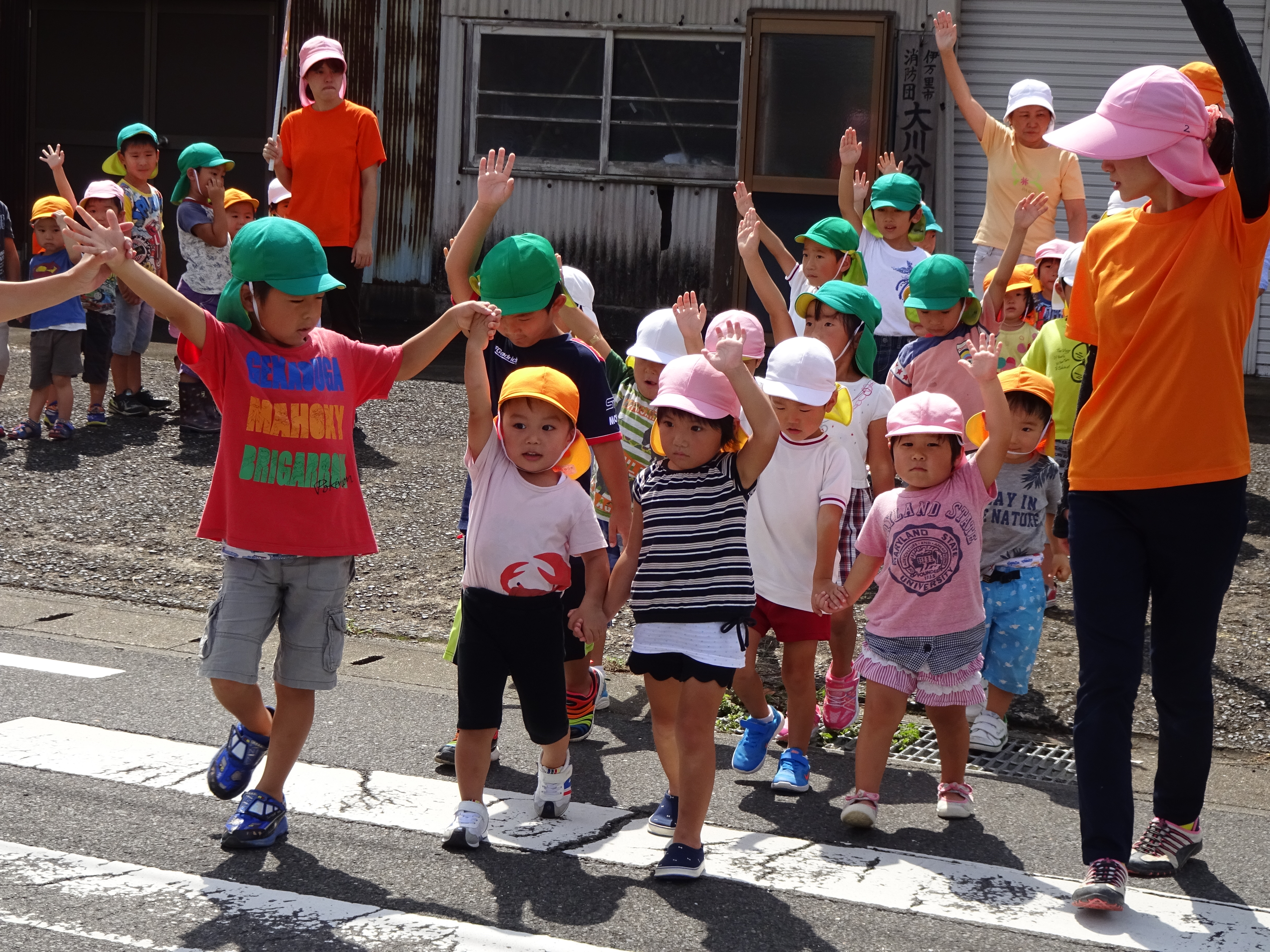 横断歩道を渡っている様子