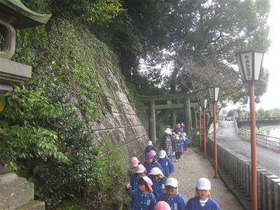 もうすぐ神社に到着です