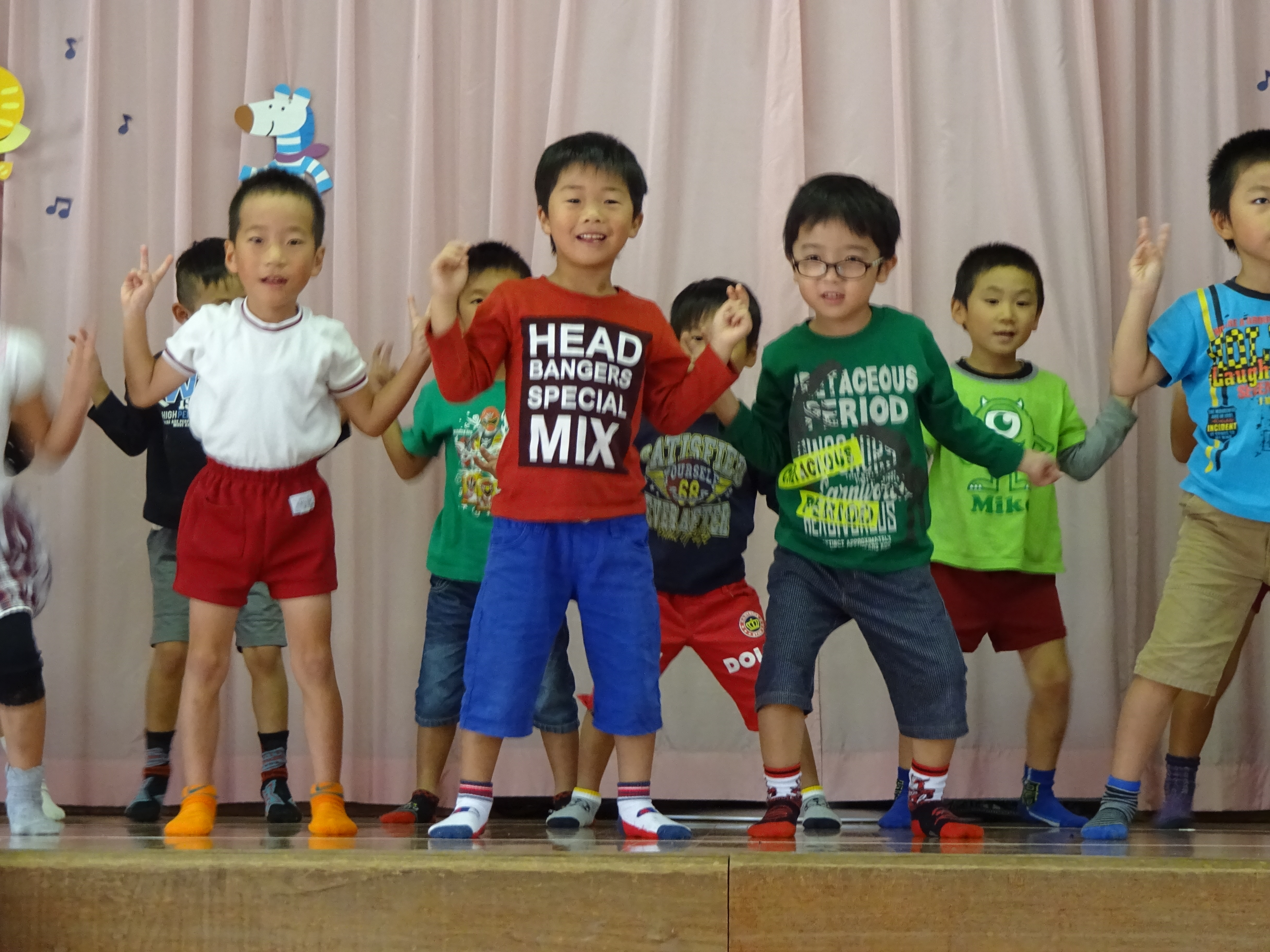 エビカニクスを踊っている様子