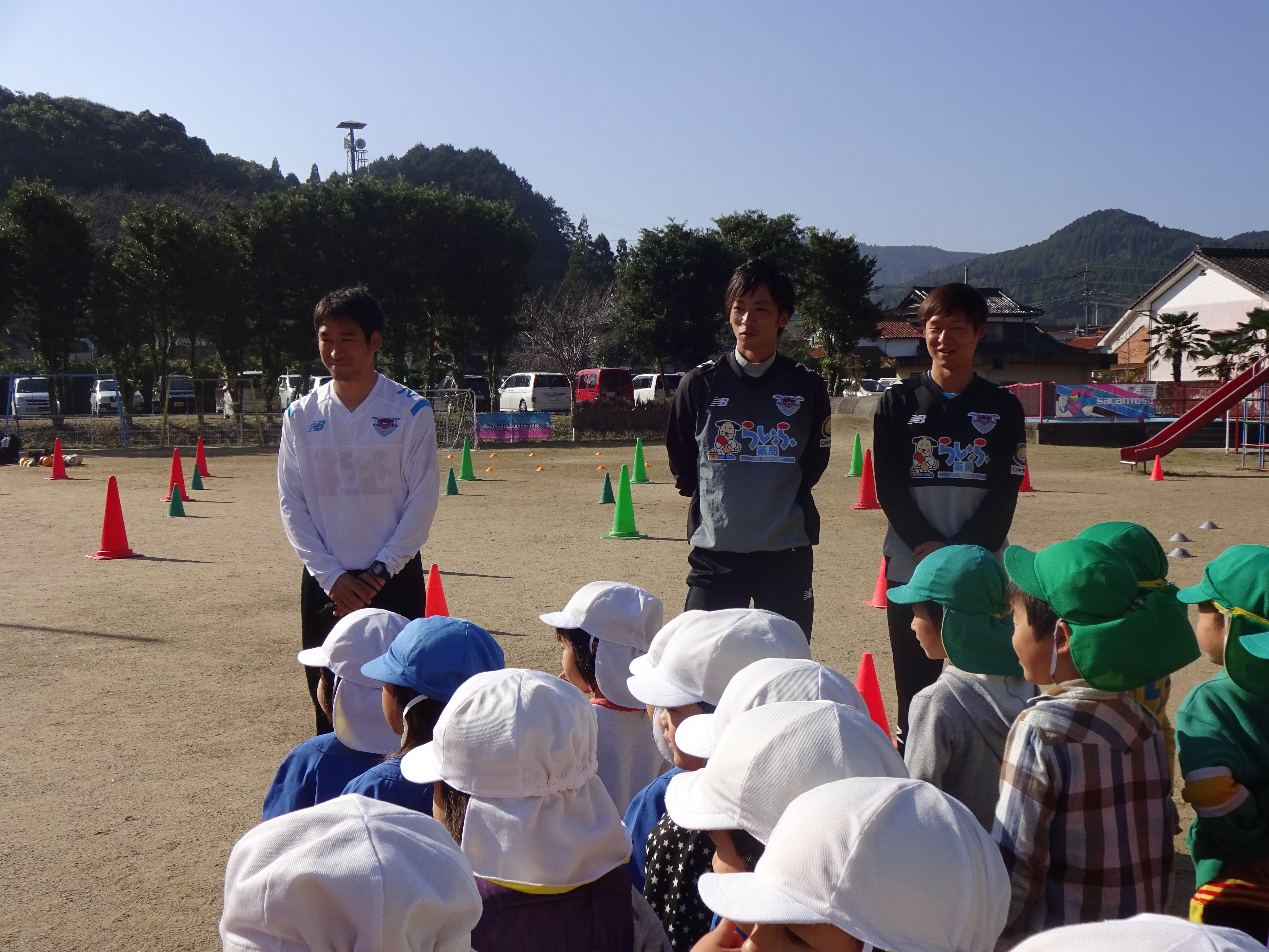 説明を受けている様子