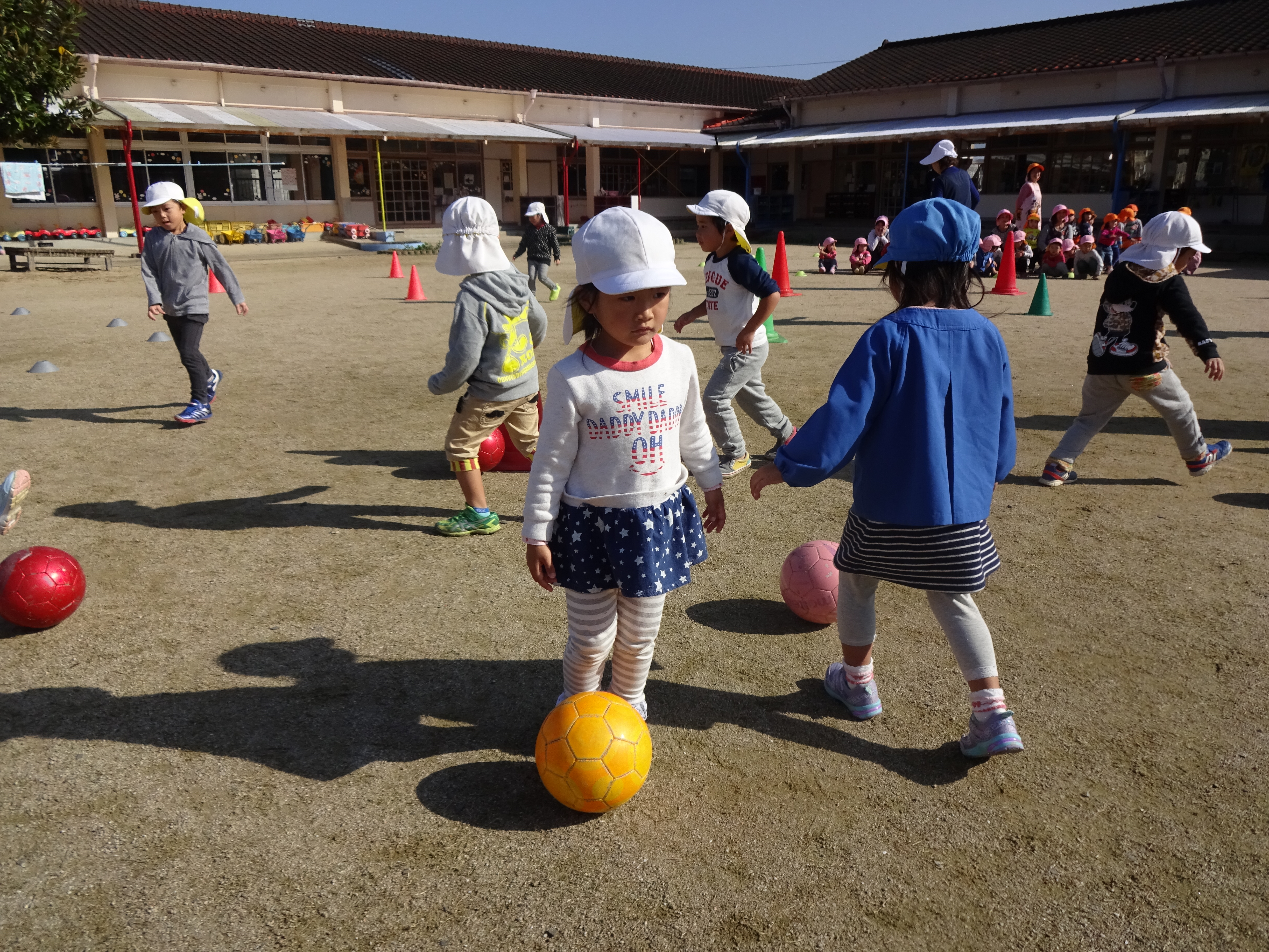 ボールを蹴っている様子