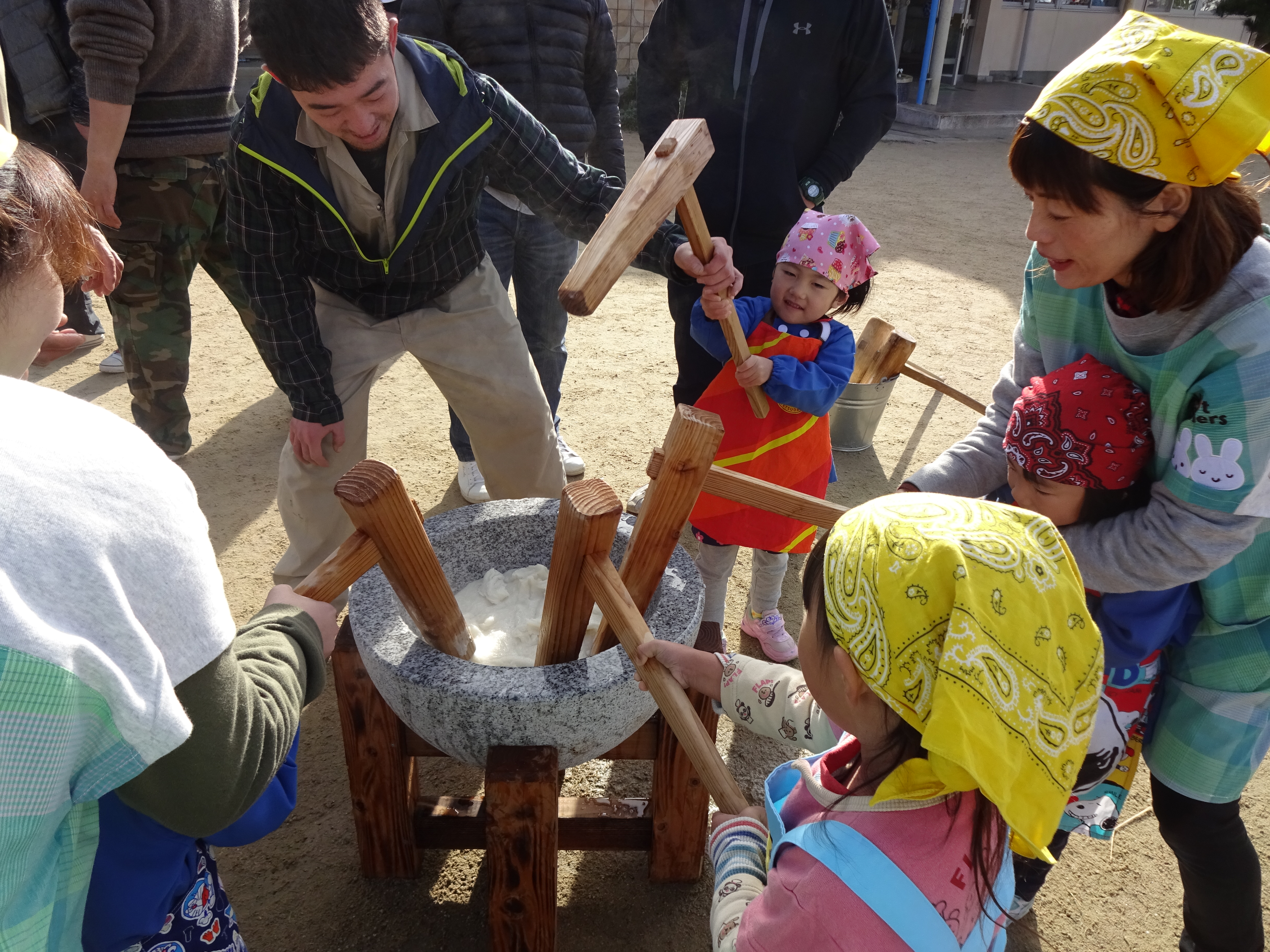 おもちつき　子どもたち