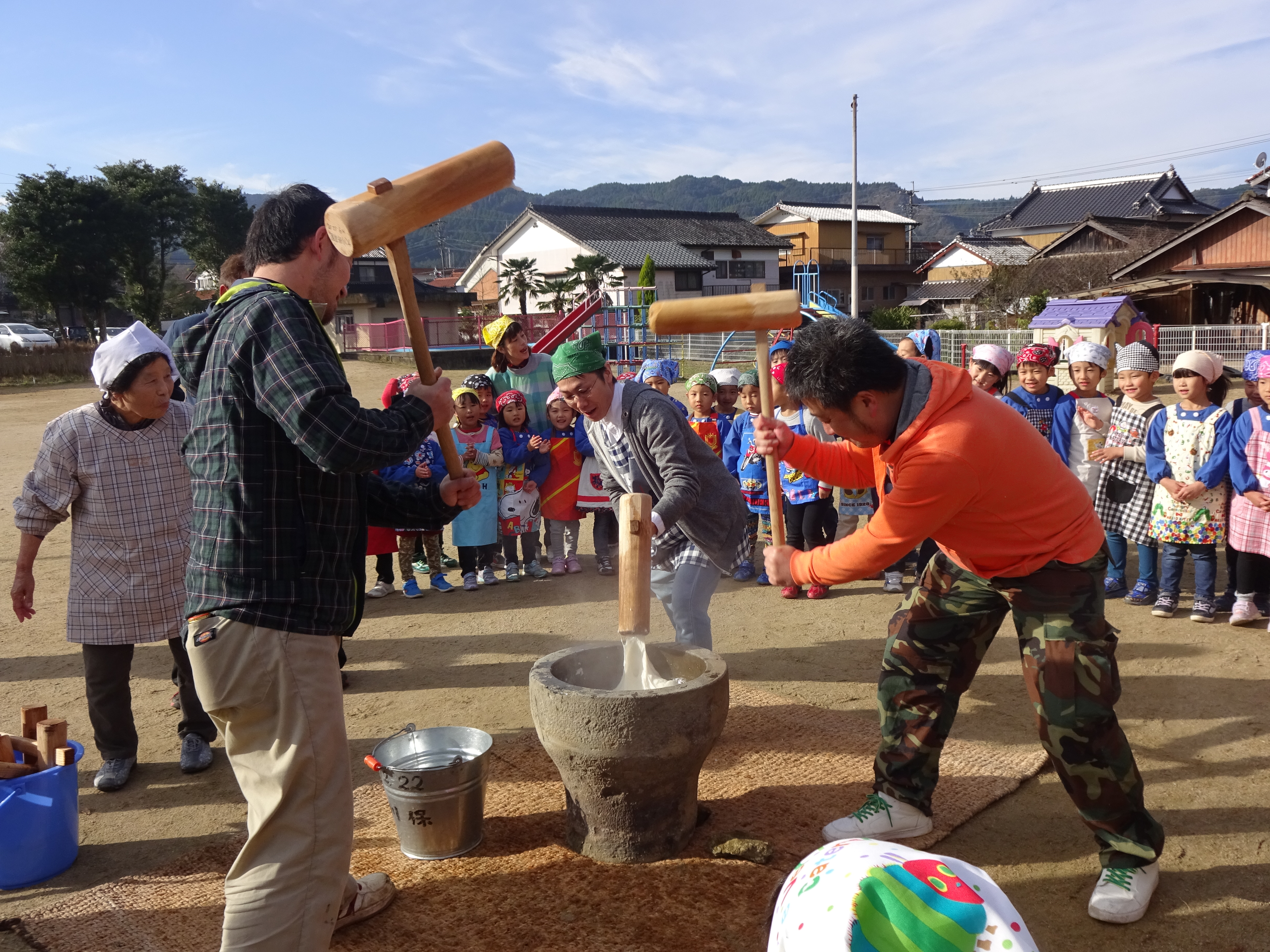 保護者さん　おもちつきの様子
