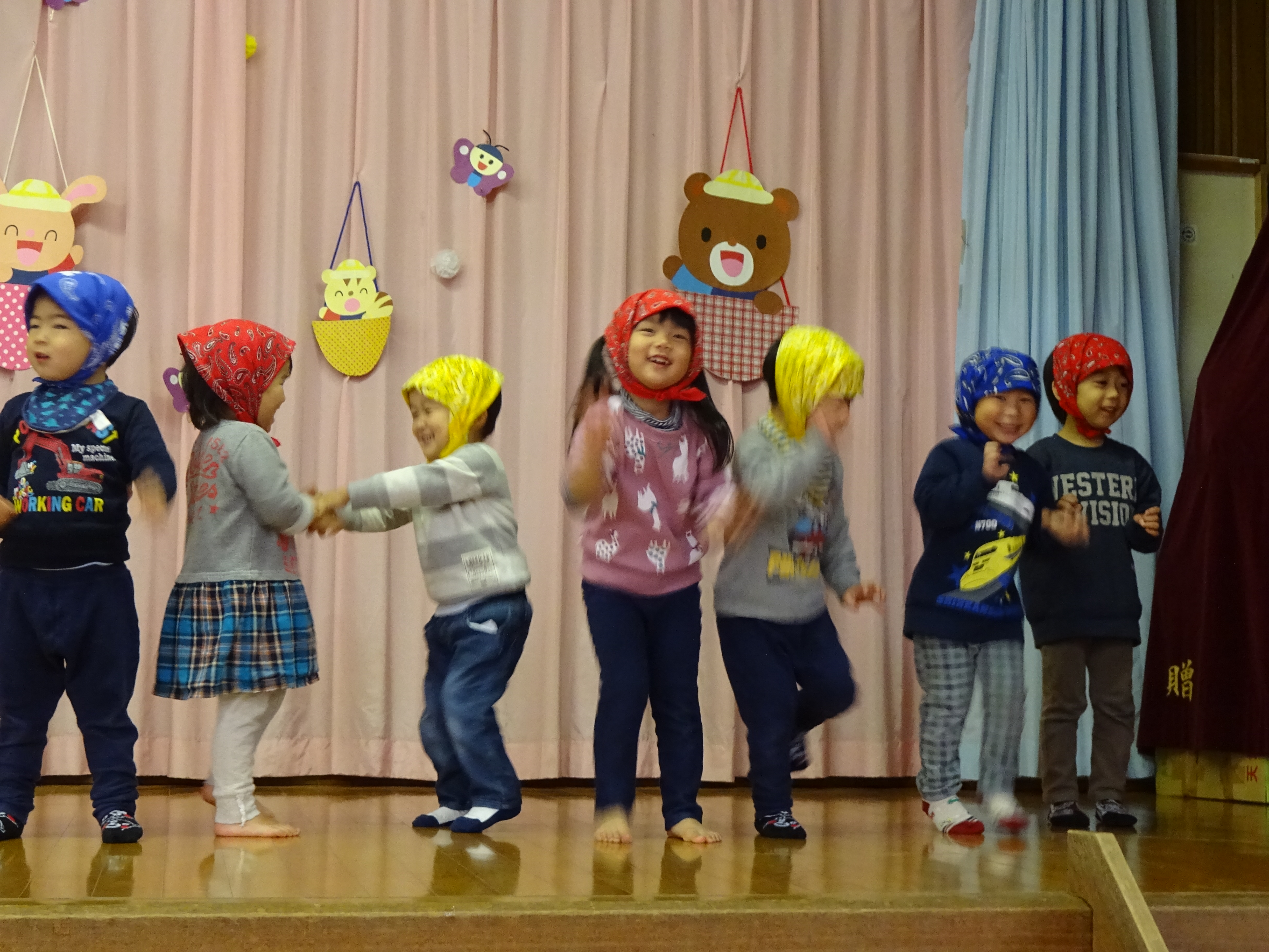 もも組出し物　にんじん忍者