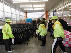交通安全キャンペーンのようす